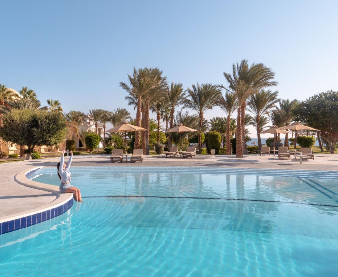 Serenity Alpha Beach - Ex Serenity Makadi Beach Eksteriør billede The swimming pool at the Hilton Sharm El Sheikh