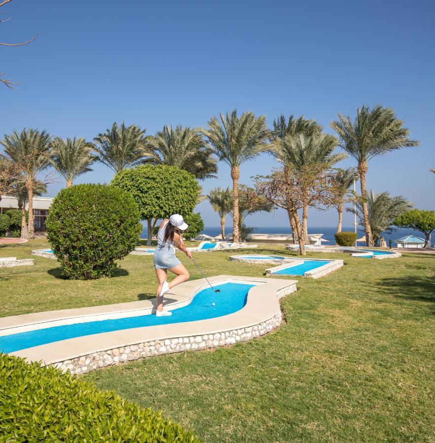 Serenity Alpha Beach - Ex Serenity Makadi Beach Eksteriør billede A woman playing mini golf in Egypt