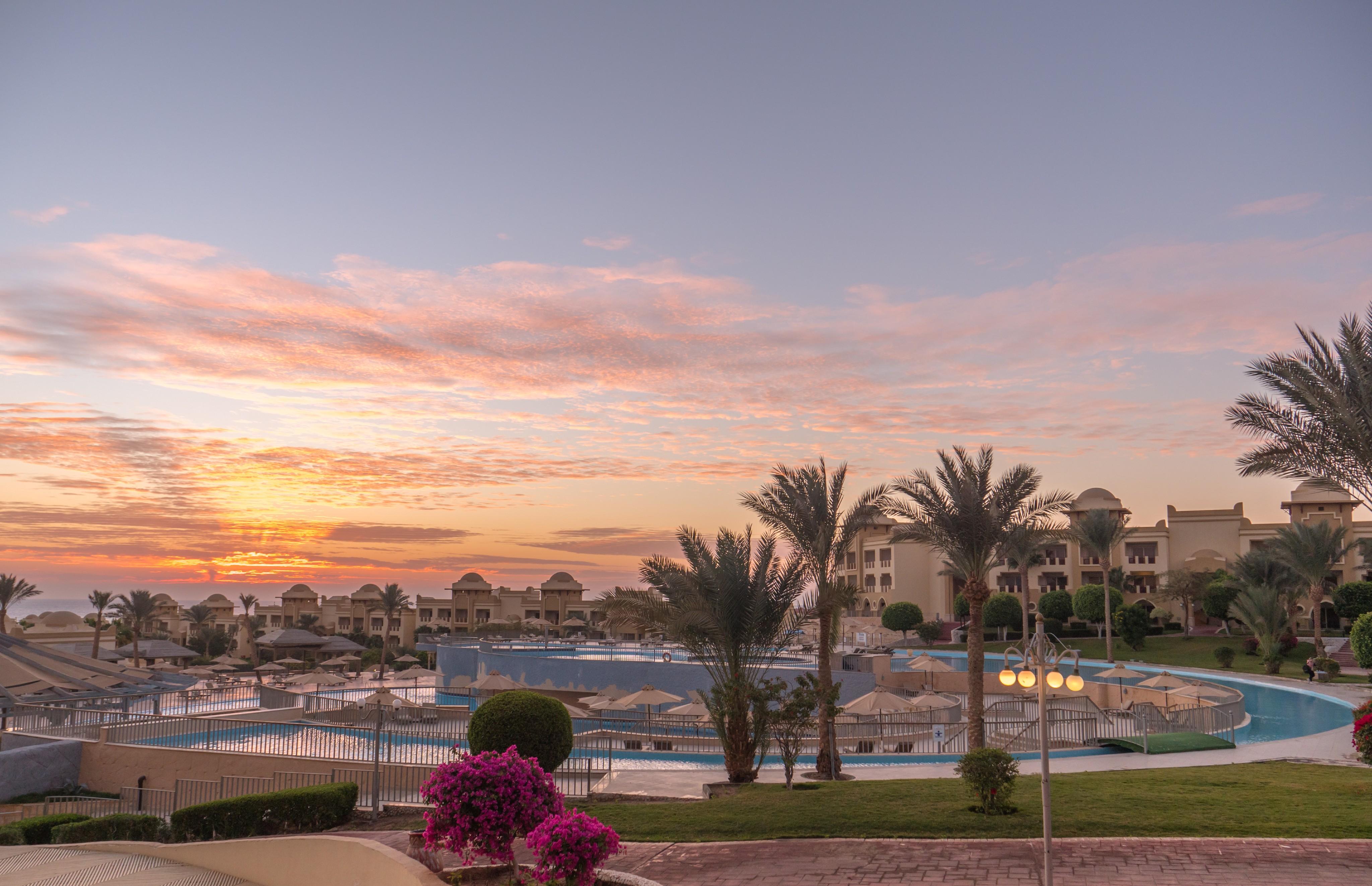 Serenity Alpha Beach - Ex Serenity Makadi Beach Eksteriør billede Sunset at the Hilton Hurghada