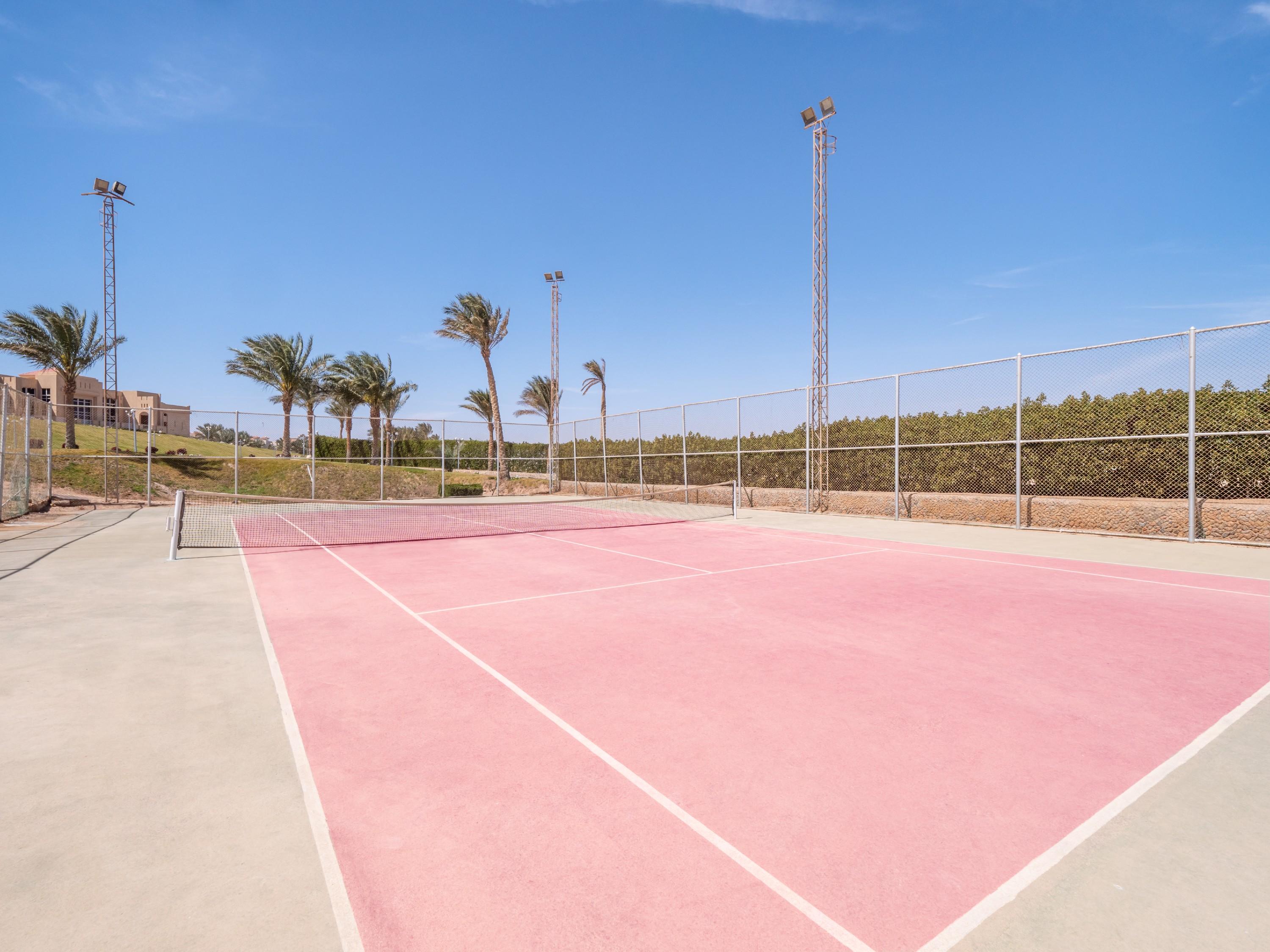 Serenity Alpha Beach - Ex Serenity Makadi Beach Eksteriør billede Tennis court at the resort