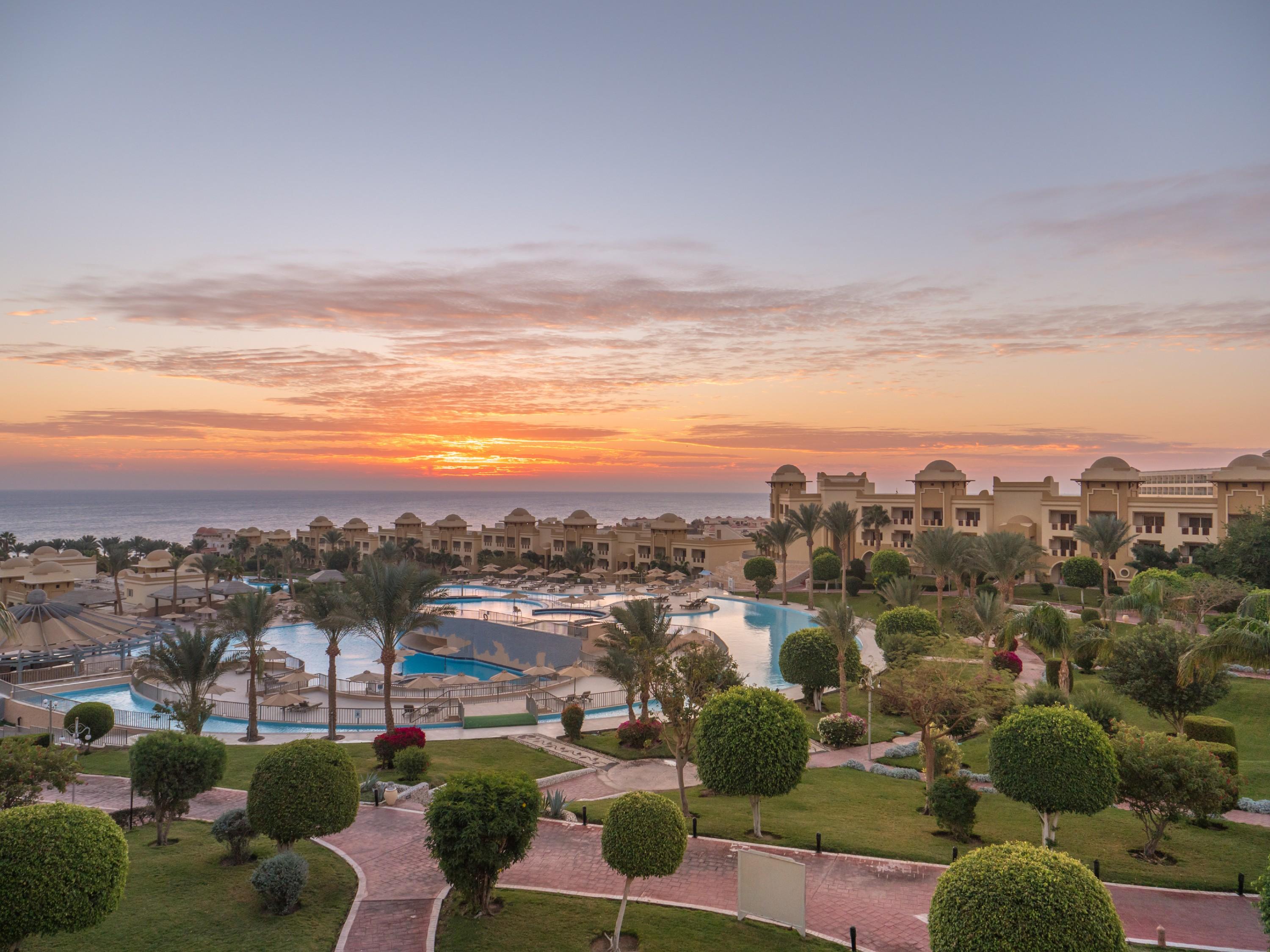 Serenity Alpha Beach - Ex Serenity Makadi Beach Eksteriør billede Sunrise at the resort