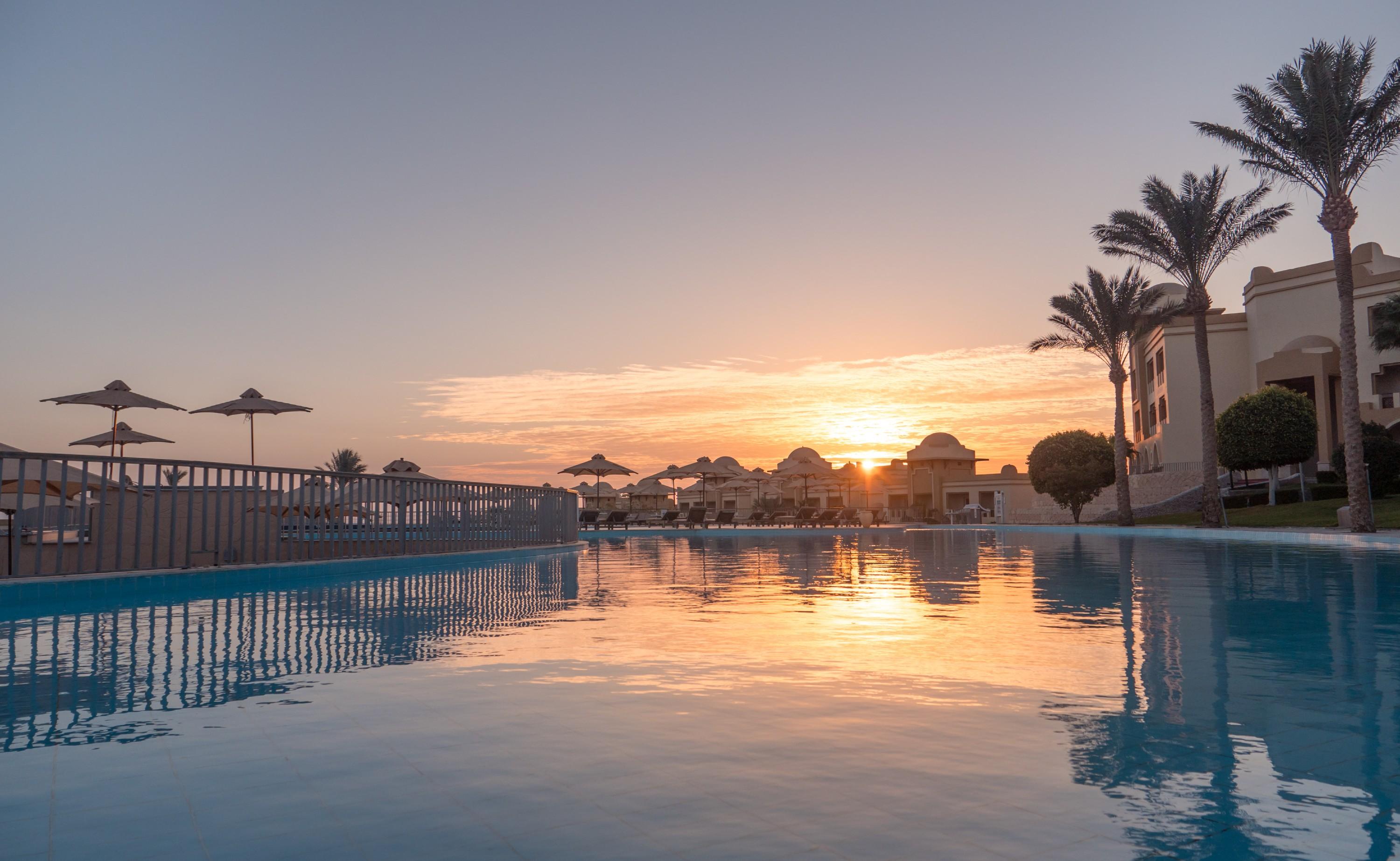 Serenity Alpha Beach - Ex Serenity Makadi Beach Eksteriør billede Sunset at the pool
